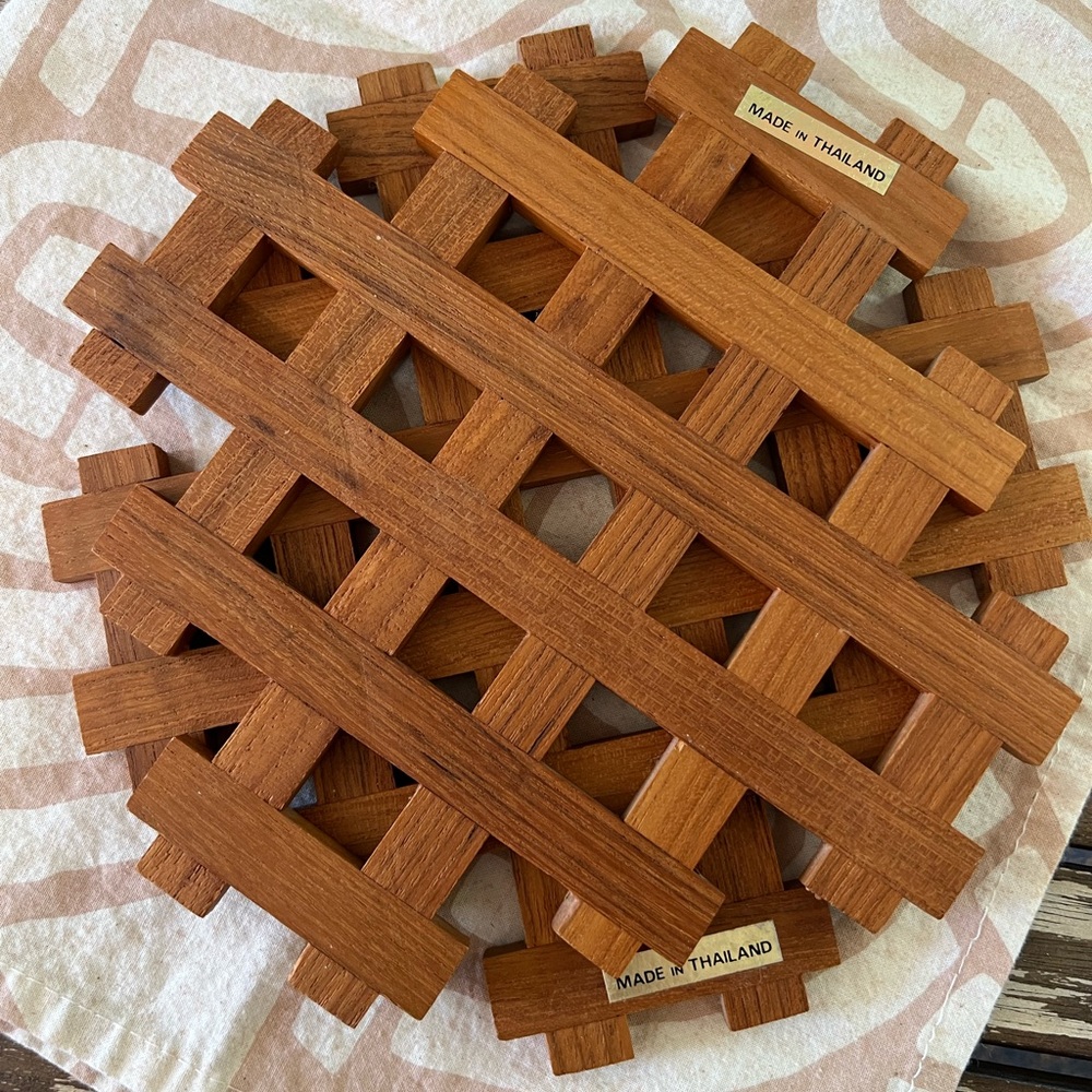 Pair of teak Crosshatch pattern trivets - Picture 6 of 6